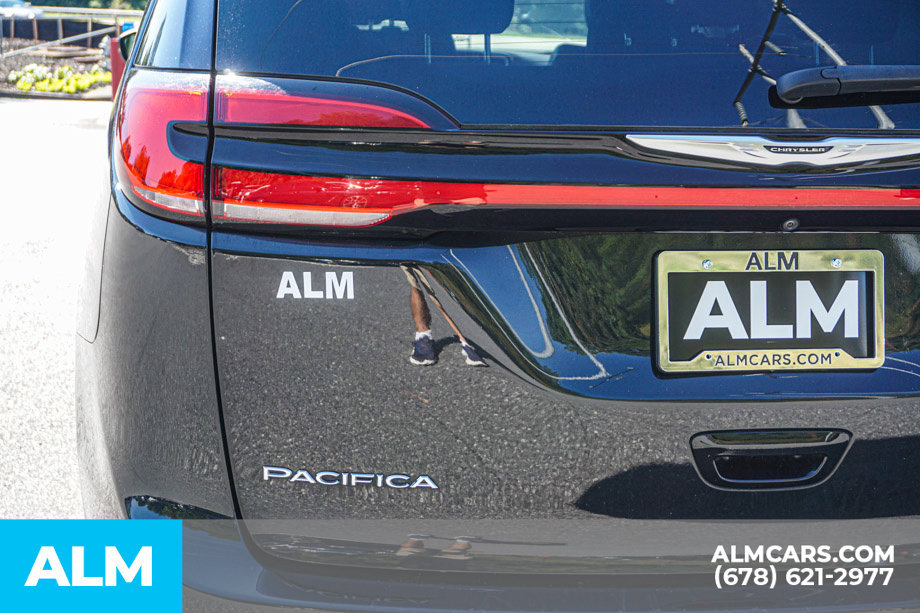 Used 2023 Chrysler Pacifica Touring-L FWD image 12