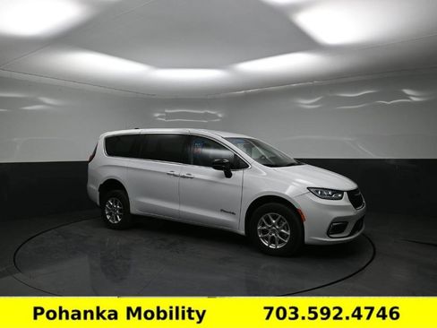 Used 2024 Chrysler Pacifica Touring-L image 12