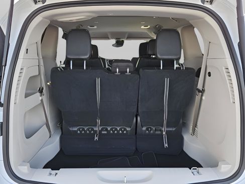 Used 2023 Chrysler Pacifica Touring-L image 28