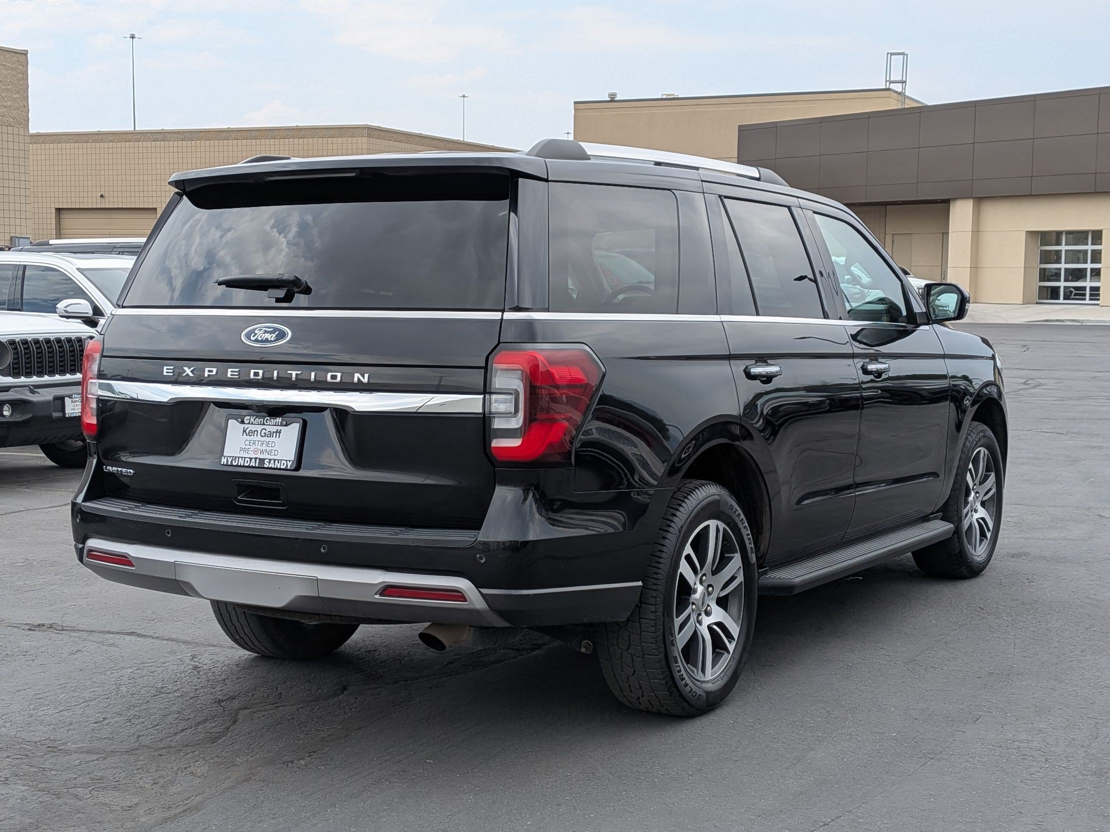 Used 2024 Ford Expedition Limited AWD/4WD image 3