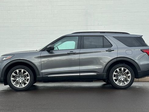 Used 2025 Ford Explorer Active w/ Active Comfort Package image 7