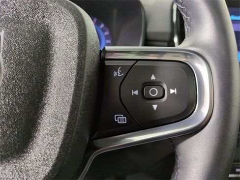 Used 2023 Volvo XC40 B5 Plus image 27