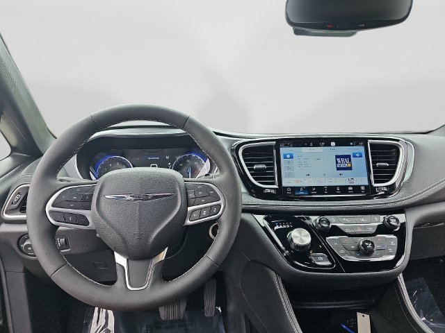 Used 2026 Chrysler Pacifica Limited FWD image 13