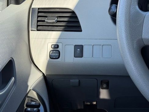 Used 2013 Toyota Sienna LE w/ Towing Pkg image 32