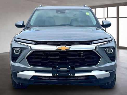 Used 2024 Chevrolet TrailBlazer LT w/ LT Cold Weather Package FWD image 2