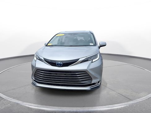 Used 2021 Toyota Sienna Limited AWD/4WD image 3