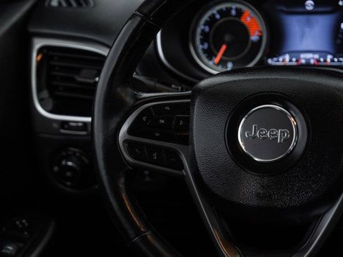 Used 2019 Jeep Cherokee Limited image 14