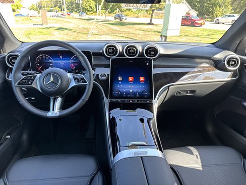 Used 2025 Mercedes-Benz GLC 300 4MATIC image 11