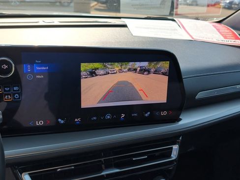 Used 2025 Chevrolet Traverse LT FWD image 25