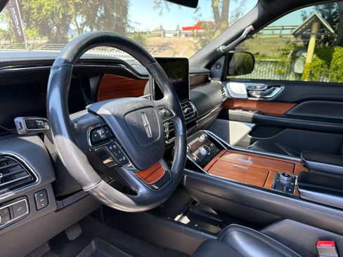 Used 2019 Lincoln Navigator Reserve AWD/4WD image 9