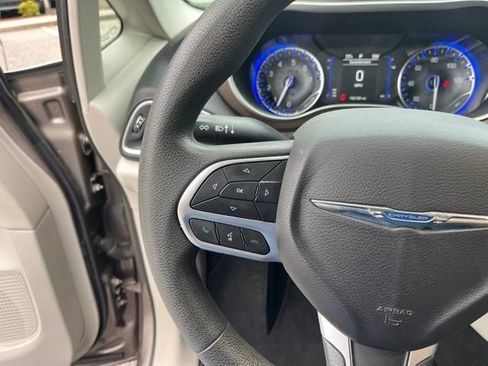 Used 2018 Chrysler Pacifica Touring Plus FWD image 21