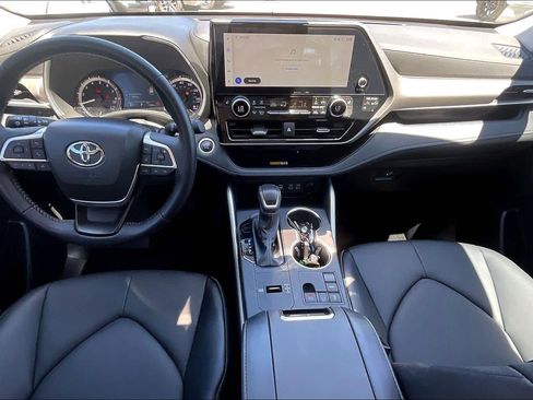 Used 2025 Toyota Highlander XLE image 16