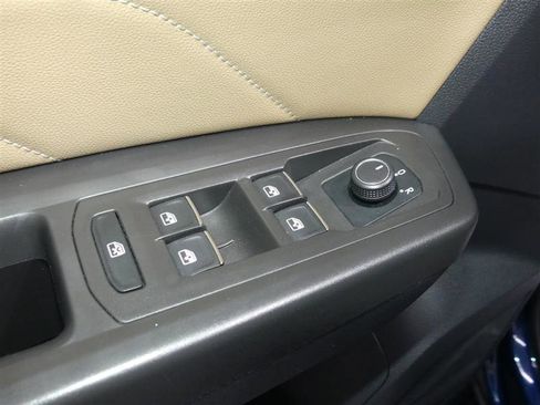 Used 2022 Volkswagen Atlas Cross Sport SE w/ Panoramic Sunroof Package image 19