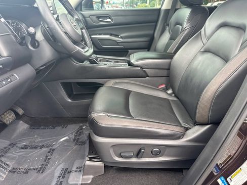 Used 2022 Nissan Pathfinder SL w/ SL Black Package FWD image 10