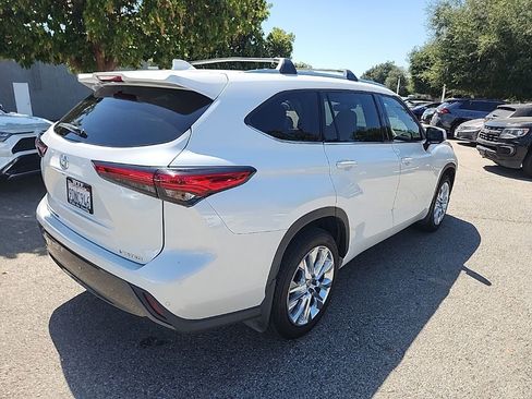 Used 2023 Toyota Highlander Limited FWD image 5