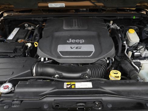 Used 2015 Jeep Wrangler Unlimited Sahara w/ Connectivity Group AWD/4WD image 31