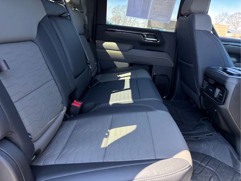 Used 2024 Chevrolet Silverado 2500 ZR2 w/ Technology Package AWD/4WD image 35