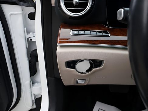 Used 2019 Mercedes-Benz E 300 4MATIC image 36