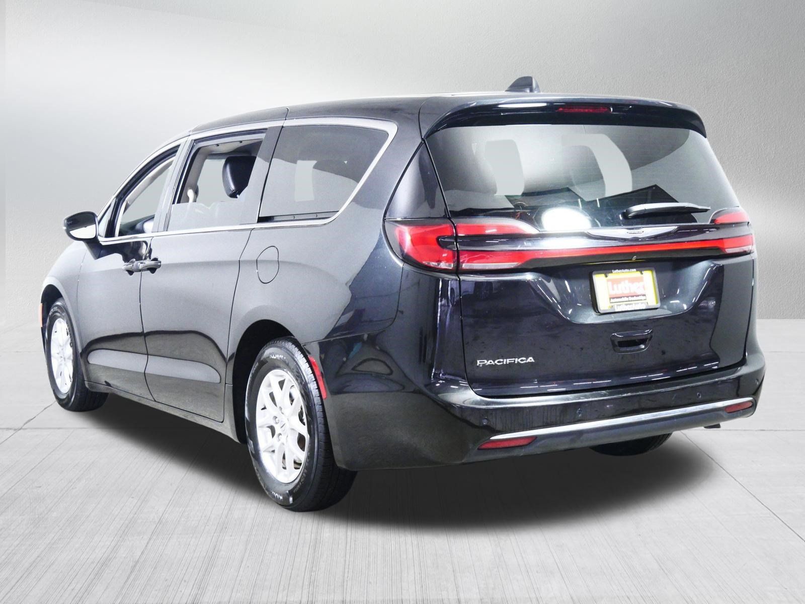 Used 2023 Chrysler Pacifica Touring-L FWD image 5