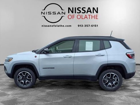 Used 2025 Jeep Compass Trailhawk AWD/4WD image 25