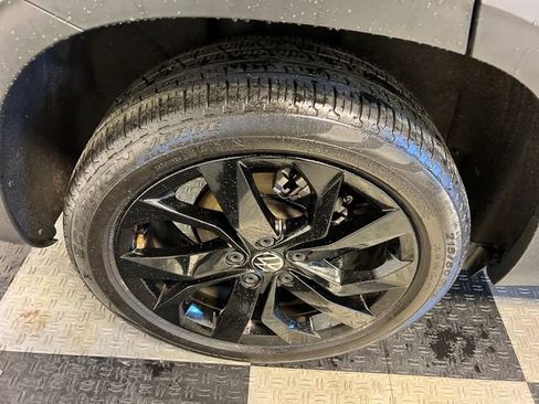 Certified 2023 Volkswagen Taos SE w/ Panoramic Sunroof Package image 14