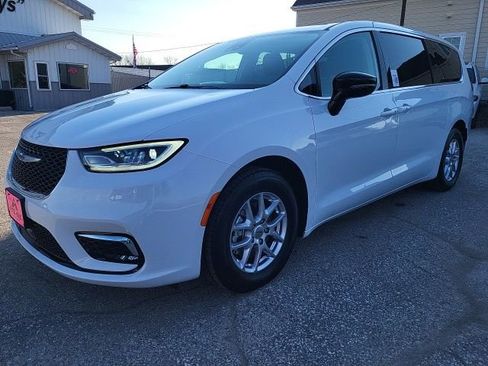 Used 2024 Chrysler Pacifica Touring-L FWD image 27