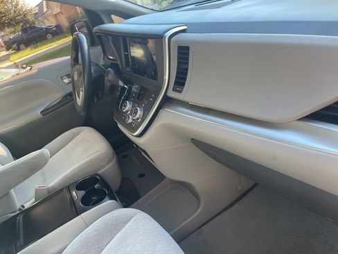 Used 2017 Toyota Sienna LE image 25