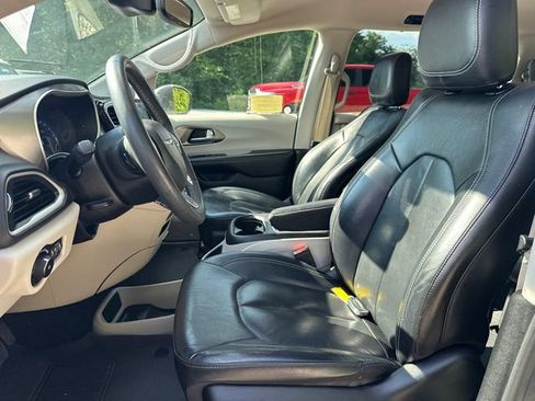 Used 2022 Chrysler Pacifica Touring-L FWD image 36