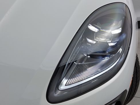 Used 2025 Porsche Macan image 33