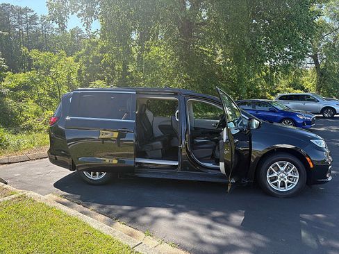 Used 2022 Chrysler Pacifica Touring-L FWD image 13