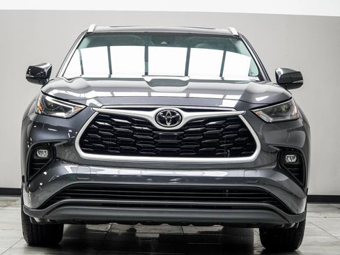 Used 2022 Toyota Highlander XLE image 7