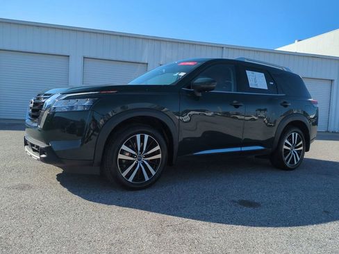 Certified 2024 Nissan Pathfinder Platinum image 2