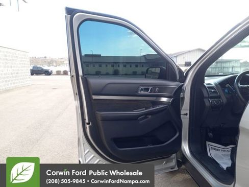 Used 2018 Ford Explorer XLT w/ Equipment Group 202A image 10