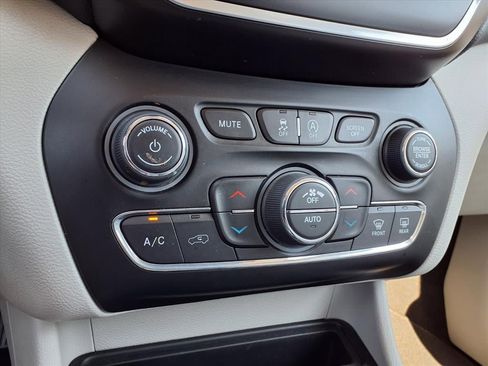 Certified 2021 Jeep Cherokee Latitude Lux w/ Comfort/Convenience Group image 7