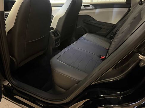 Used 2025 Volkswagen Taos SE w/ Panoramic Sunroof Package image 23