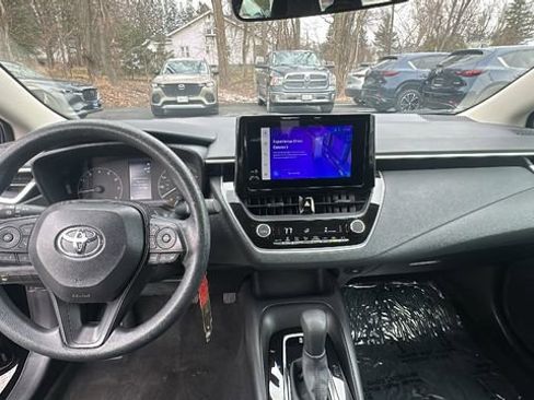 Used 2025 Toyota Corolla LE image 9