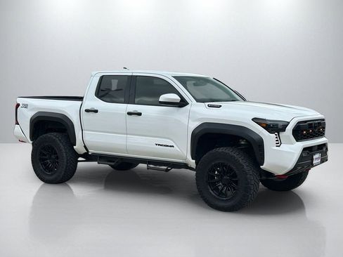 Used 2024 Toyota Tacoma TRD Off-Road AWD/4WD image 4