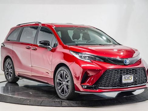 Used 2025 Toyota Sienna XSE image 5