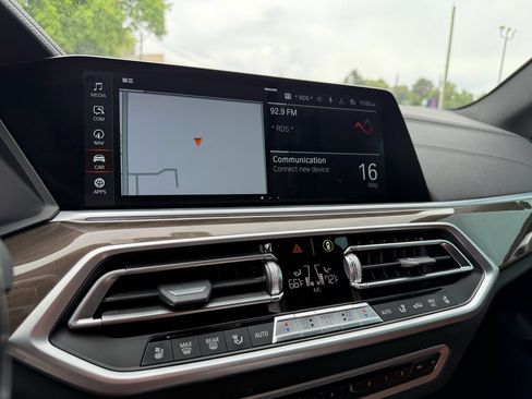 Used 2022 BMW X5 xDrive40i w/ M Sport Package AWD/4WD image 14