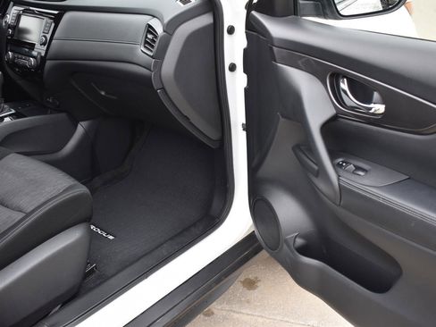 Used 2019 Nissan Rogue SV w/ Sun & Sound Touring Package image 14