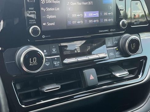 Used 2020 Toyota Highlander LE FWD image 32