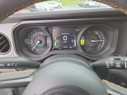 Certified 2024 Jeep Wrangler Unlimited w/ Convenience Group AWD/4WD image 25