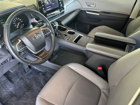 Used 2022 Toyota Sienna XLE FWD image 11
