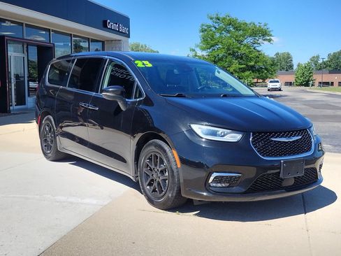 Used 2023 Chrysler Pacifica Touring-L FWD image 14