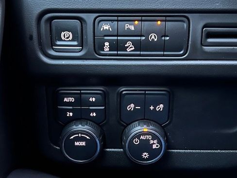 Used 2024 Chevrolet Suburban Premier image 36