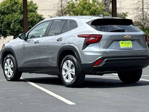 Used 2025 Chevrolet Trax LS FWD image 3