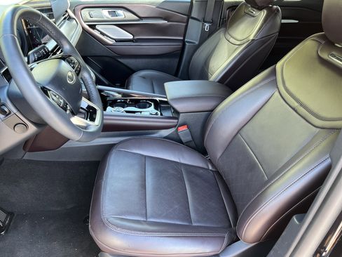 Used 2025 Ford Explorer Platinum image 18