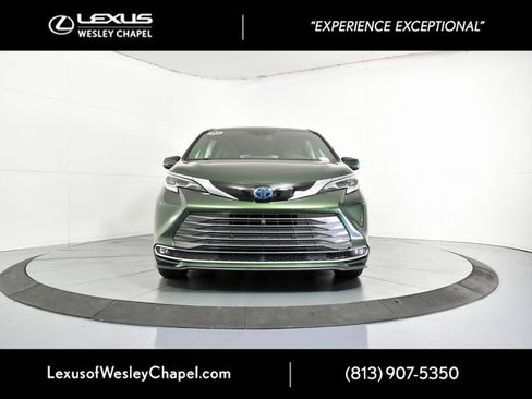 Used 2023 Toyota Sienna Platinum image 12