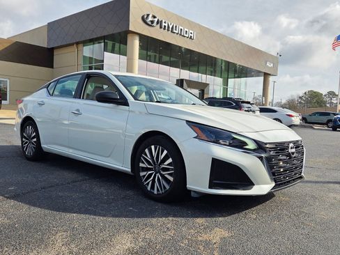 Used 2025 Nissan Altima 2.5 SV image 1