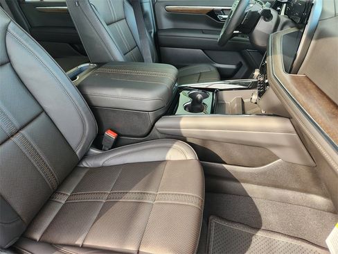 New 2026 Chevrolet Suburban High Country image 11